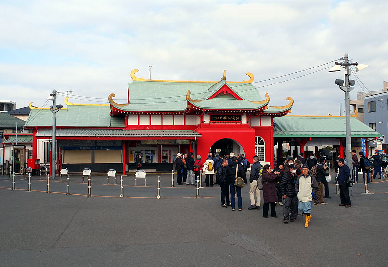 竜宮城の様な小田急・片瀬江ノ島駅 2016.1.17 10:00
