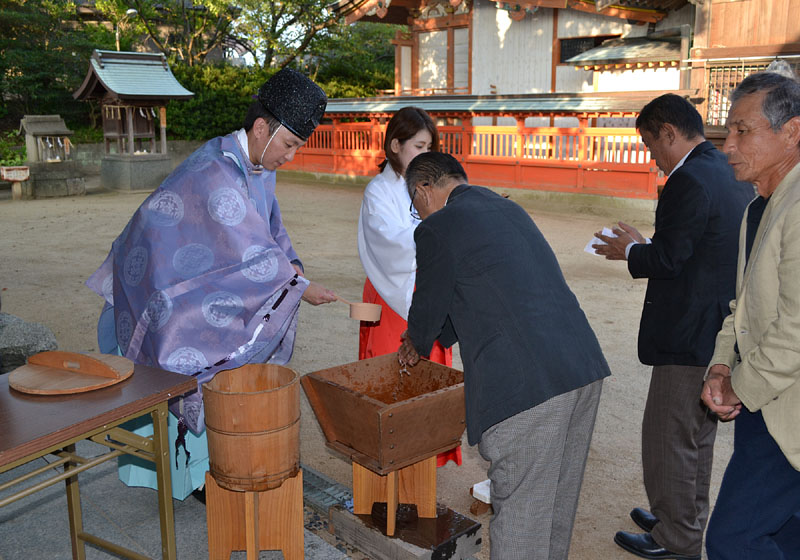 拝殿の前で手を清める氏子長老たち