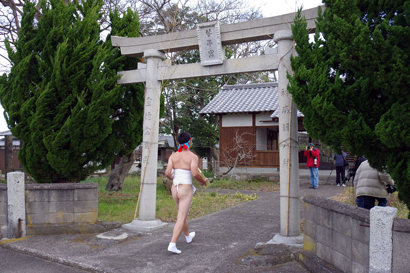 御神酒を持った裸男が琴平宮に参拝 09:21