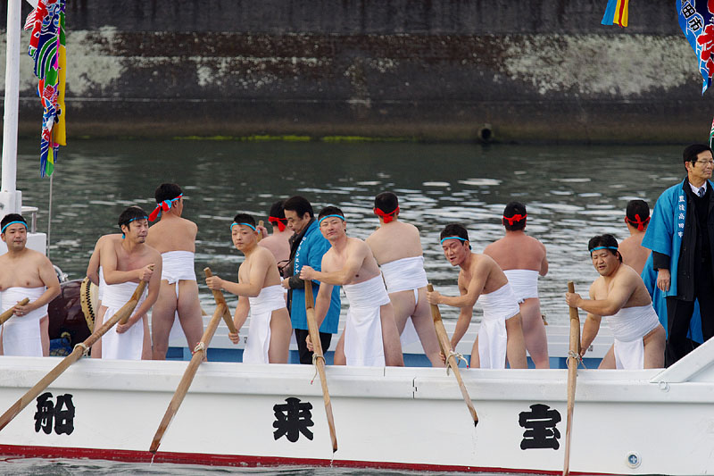 息を合わせる裸の漕ぎ手たち
