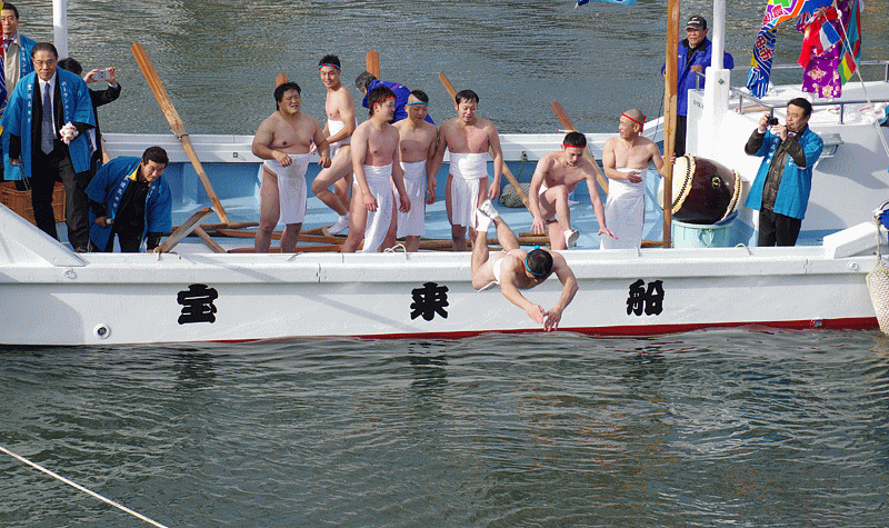祝儀を受け取りに厳寒の桂川に飛び込む(アニメーション)