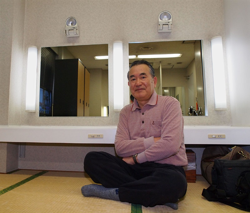 畳の楽屋でひたすら出番を待つ