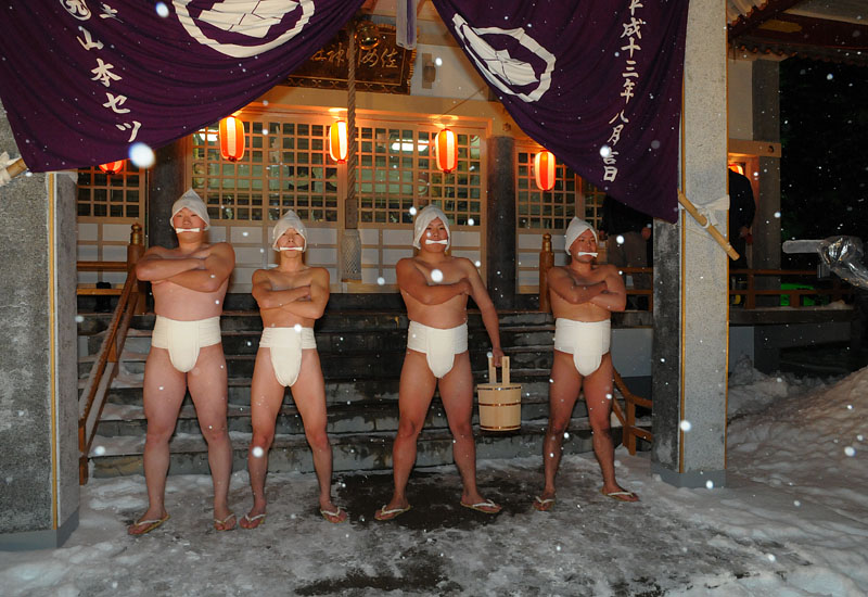 佐女川神社本殿前に整列する行修者　1月14日