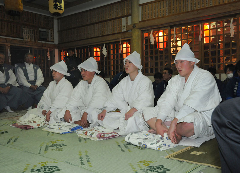 参籠報告祭を前にやや緊張気味の行修者 18:21