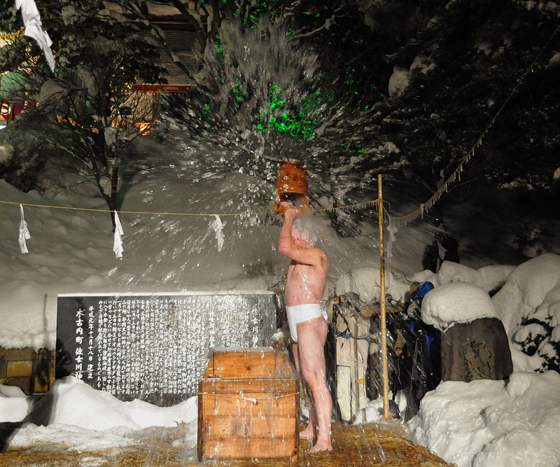 頭から冷水を被る行修者 19:03