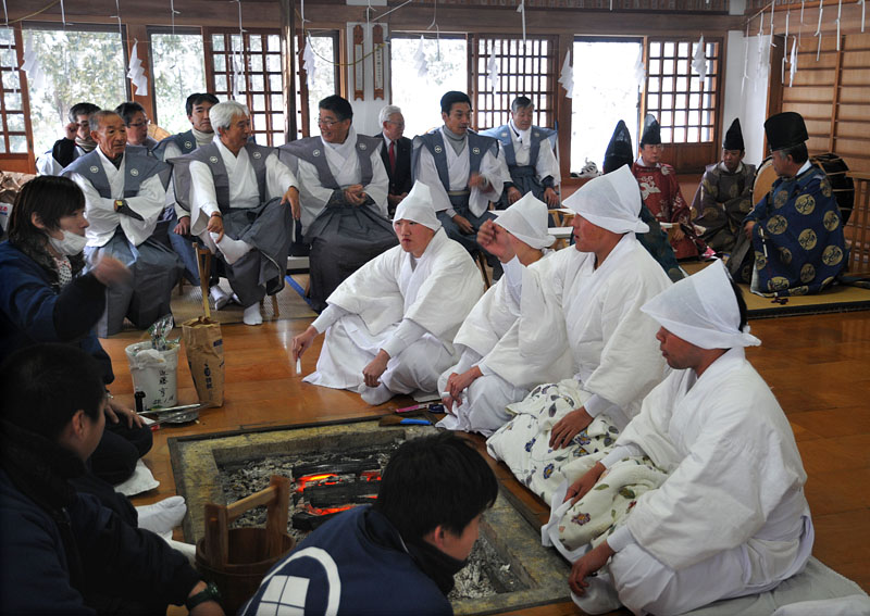 出御祭を前に囲炉裏を囲んで先輩と談笑する行修者たち 09:47