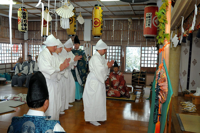 玉串を奉奠し、祈りを捧げる行修者 10:18
