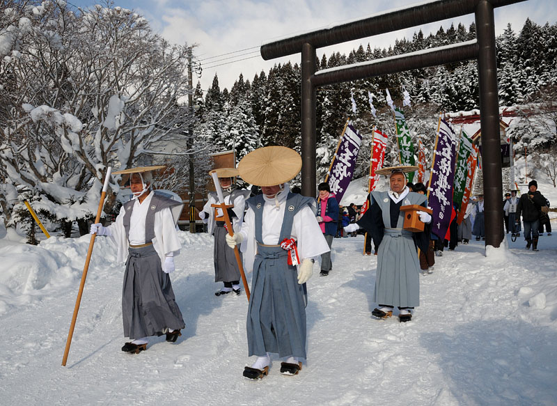 神社を出発するみそぎ行列 10:36