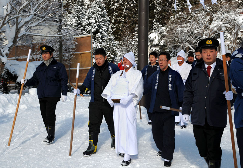 佐女川神社を出発する別当 10:38