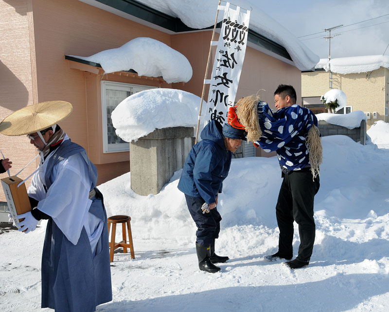 行列を迎える町民 10:41