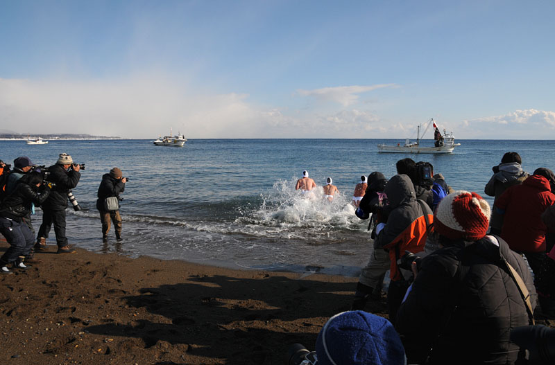 勢いよく海に飛び込む行修者
