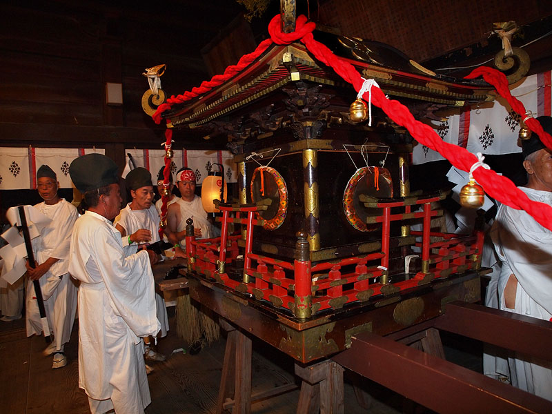 御旅所の総社に到着した宮神輿 00:37:49