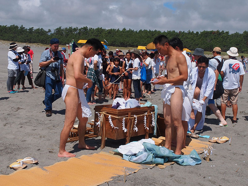 禊の準備をする神職たち