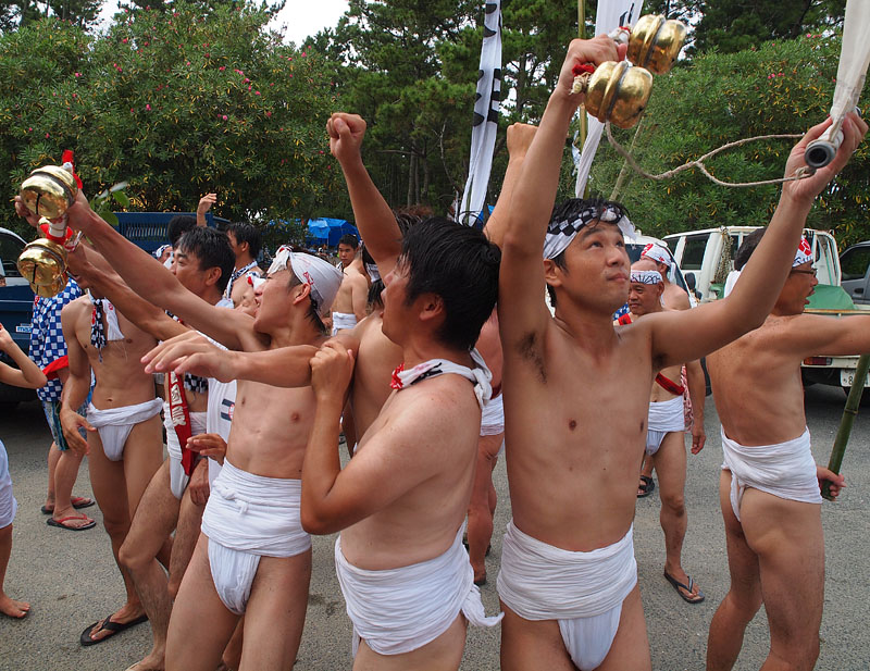 広場で赤鈴を打ち鳴らす西中区二番觸 11:50