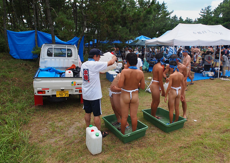 真水で塩抜きをする西区水陣