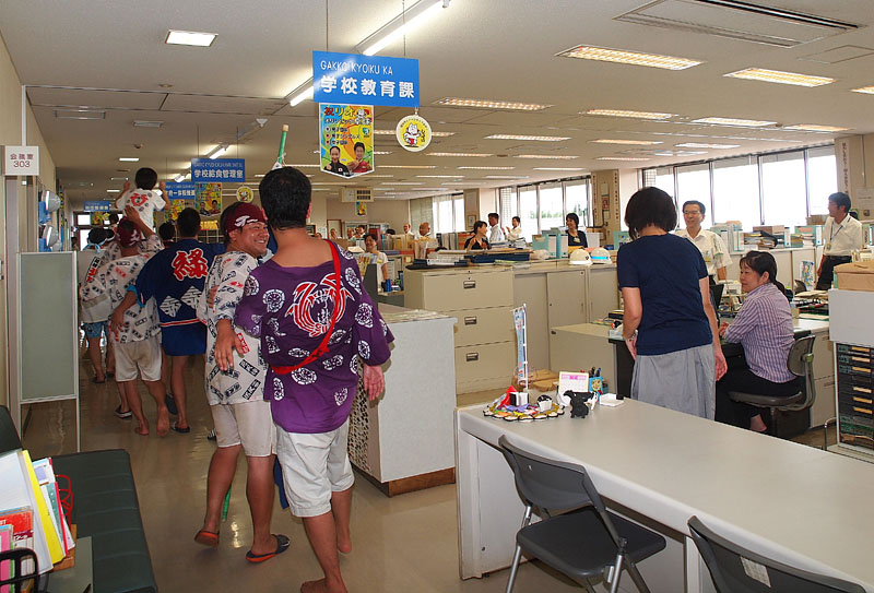 市内パレード 【六】 〜庁舎内を巡回〜 15:06