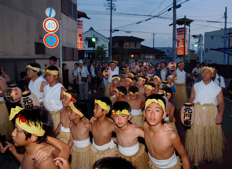 見附天神に向かう東区元門社の子供連 18:11