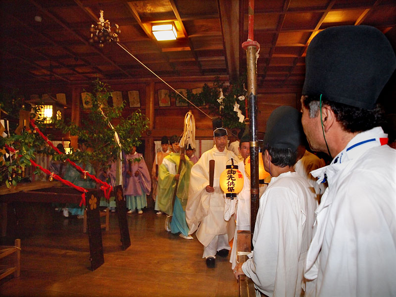 神事 【五】 〜渡御奉告祭を終えて山神社に向かう久野宮司〜 00:11:16