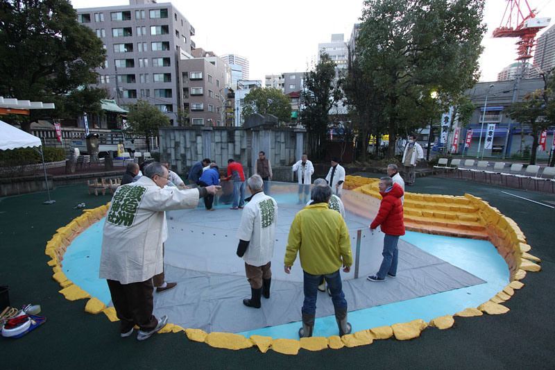 大会当日に円形水槽の用意をする弥生会 / 鉄砲洲児童公園 2016.01.10 07:07