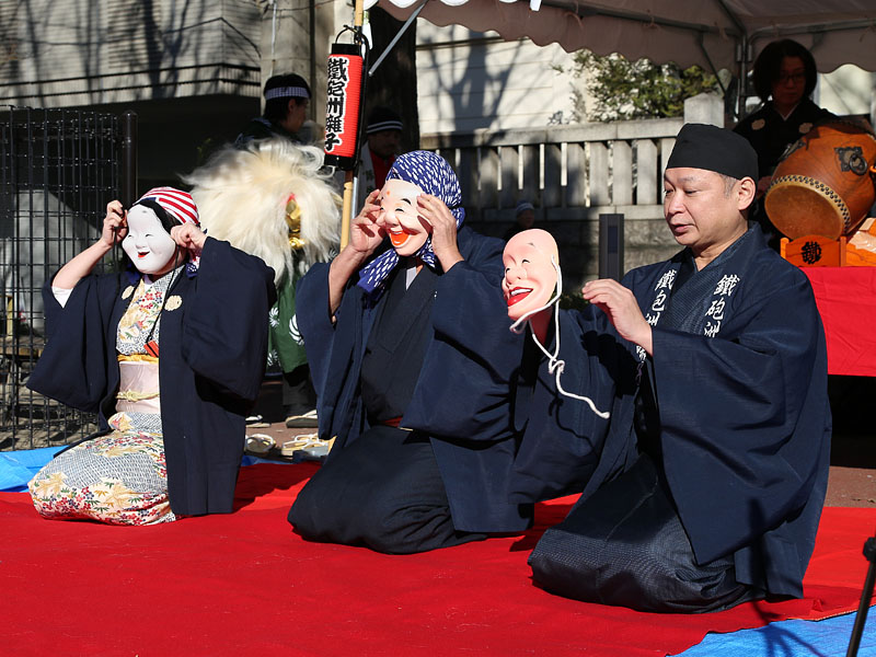 「おかめ」と「もどき(道化)」の面をつける鐵砲洲囃子(渡邉浩徒座長) 09:50