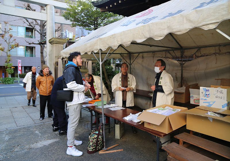 本部テントで参加者の受付 / 鐵砲洲稲荷神社 09:20