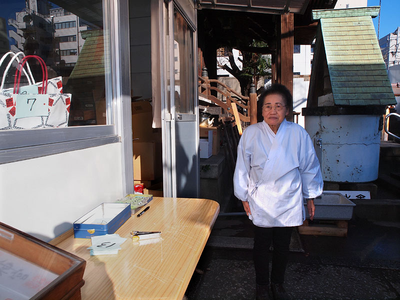 貴重品を神社職員の中さんに渡して番号札をもらう / 仮設社務所入口