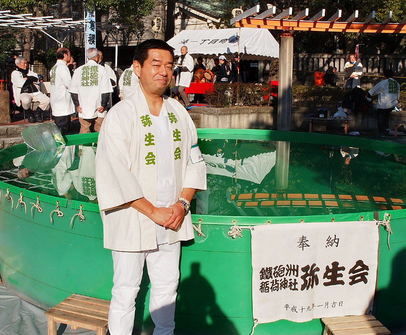 弥生会の半纏を羽織った和田グループ専属カメラマン・伊藤秀行さん