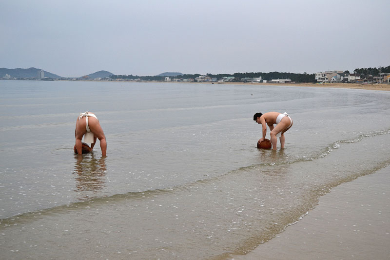 海水で玉を清める / 福間海岸 09:01