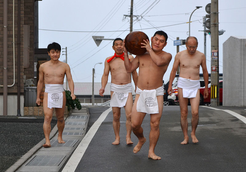 共有会館に向かう南町区の一団 09:17