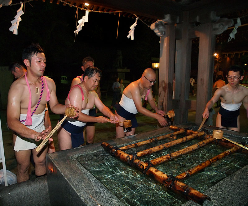 手水舎で清める 20:11