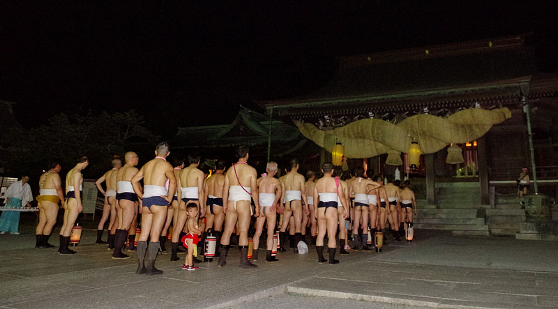 拝殿前に整列 20:12
