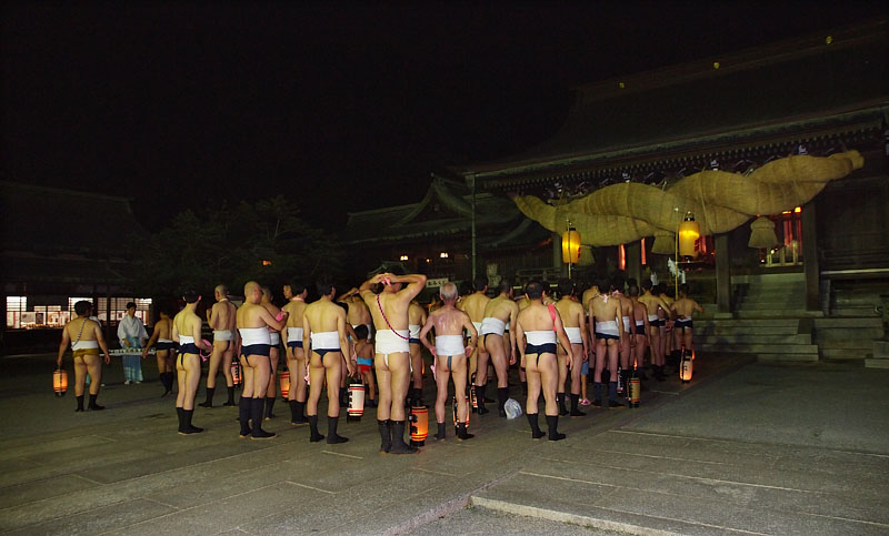 参拝が終わって鉢巻を締める 20:16