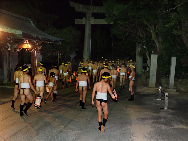 神社を後にする新町流 20:25