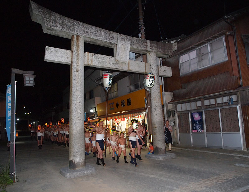 宮地嶽神社を出発する新町流 20:33