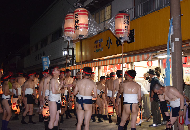 宮地嶽神社参道の小松屋で三度目の休憩を取る一番山笠岡流 2016.7.16 20:13