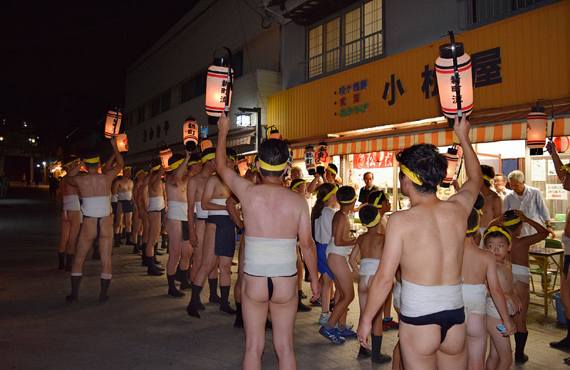 小松屋に到着した三番山笠新町流 20:29