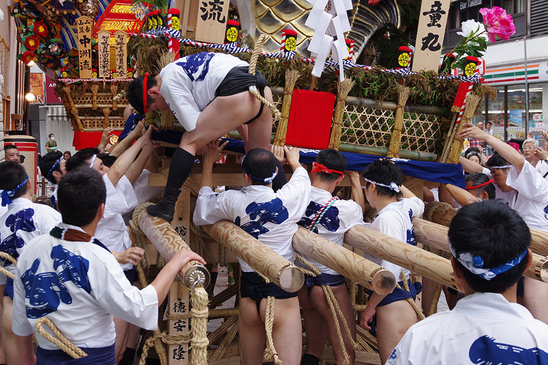 舁き山笠の組み立て【参】 〜舁き台に人形を据える〜