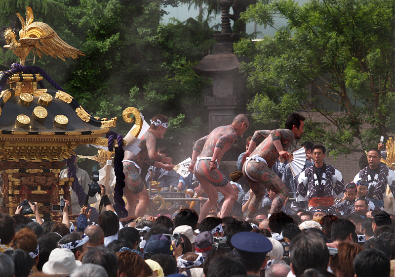 三社祭の裸褌神輿　1/4　2004.5.15
