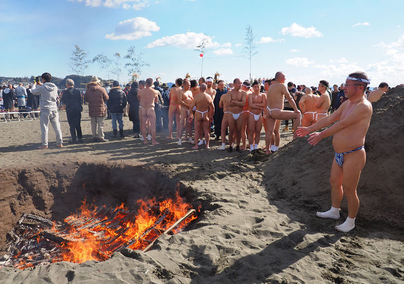 巨大な焚き火の周りで裸神輿の出発を待つ褌衆　11:09
