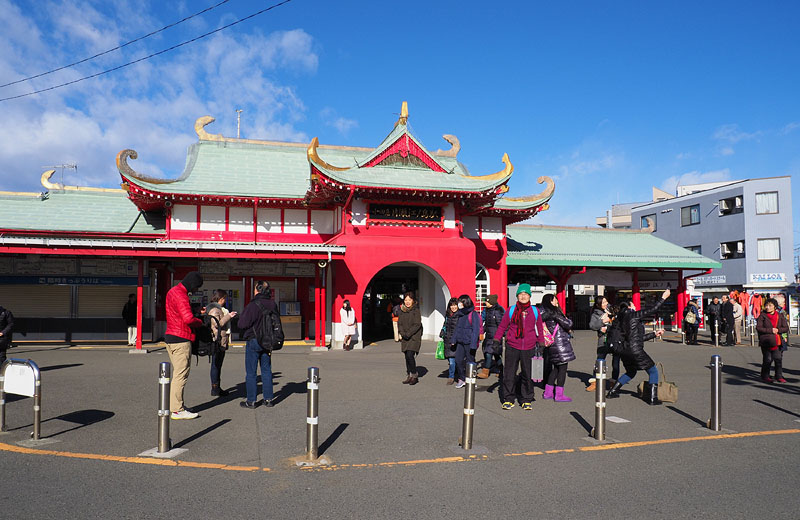 竜宮城の様な小田急・片瀬江ノ島駅 2016.1.17 10:11