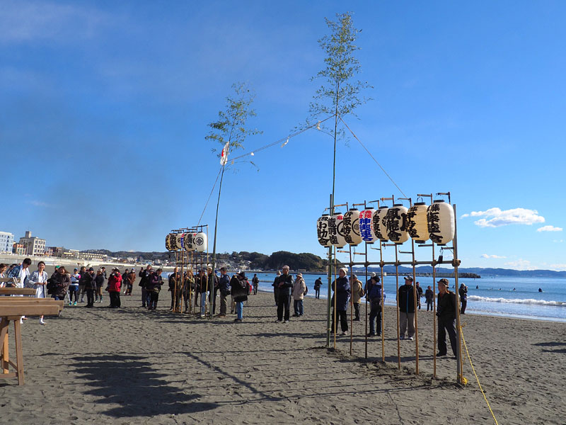 神輿の海側に並ぶ藤沢鎌倉神輿連合会に加入する睦会の高張提灯と日の丸　10:33