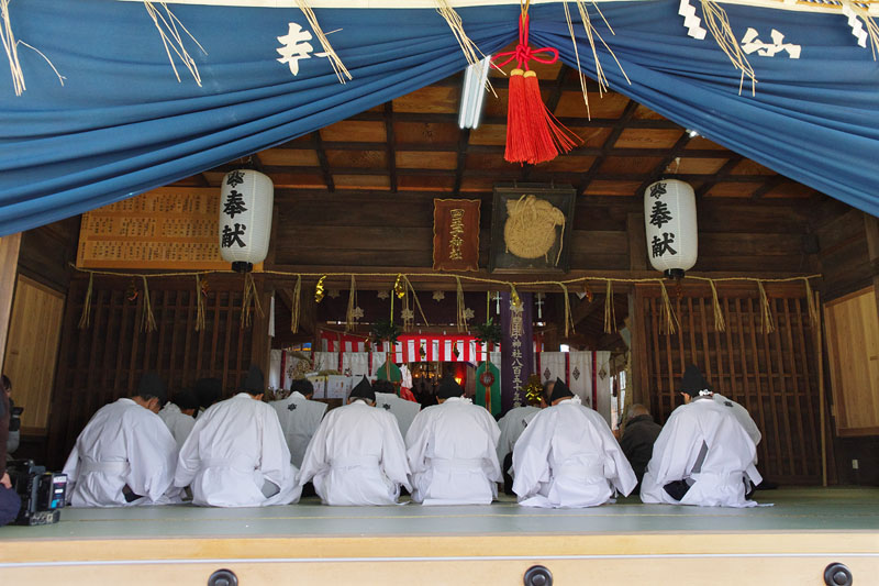 四王子神社拝殿における神事 11:00
