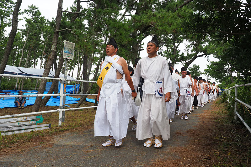 松原の神事が行われる斎場に向かう輿番たち 10:00