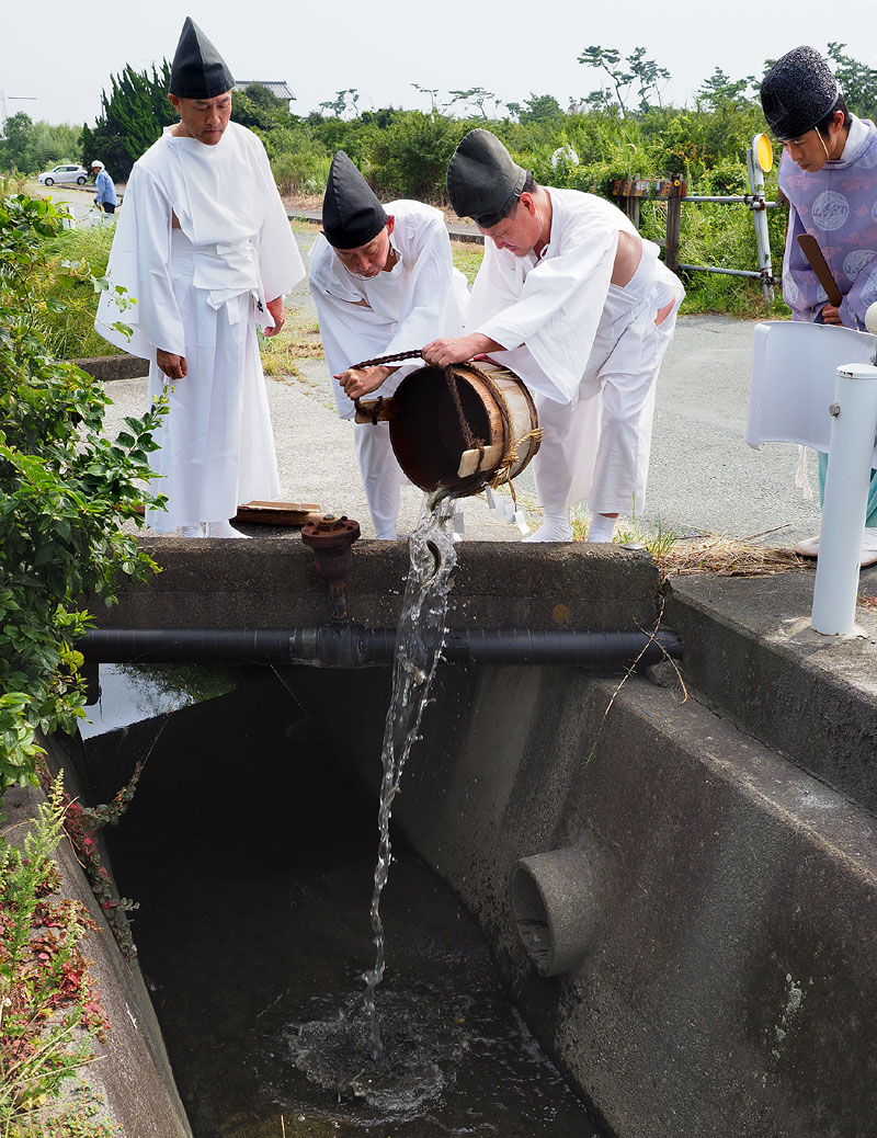 命之魚を小川に放流する 10:26