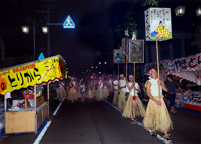 山車(万燈)を先頭に見付宿場通りを東進する東中区子供連 18:04