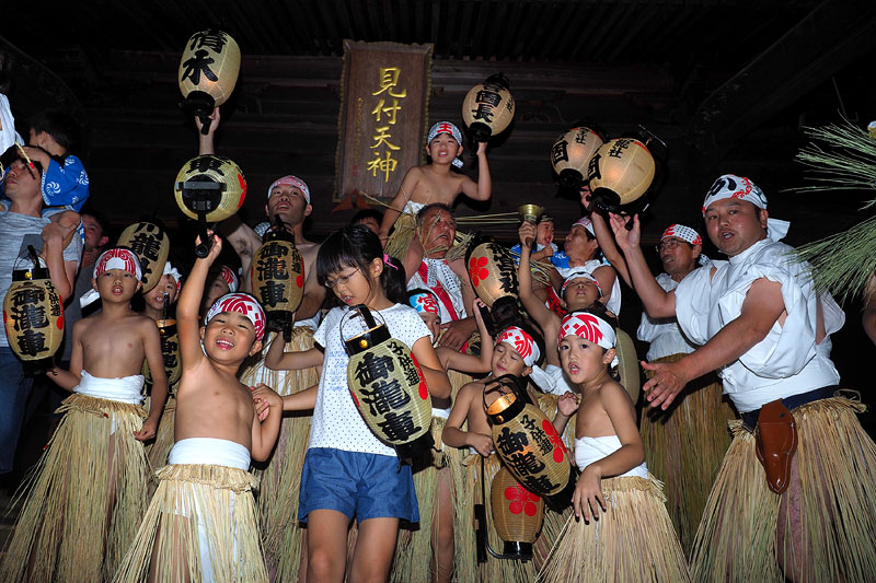 天神様の前に立つ東中区の子供連 18:25