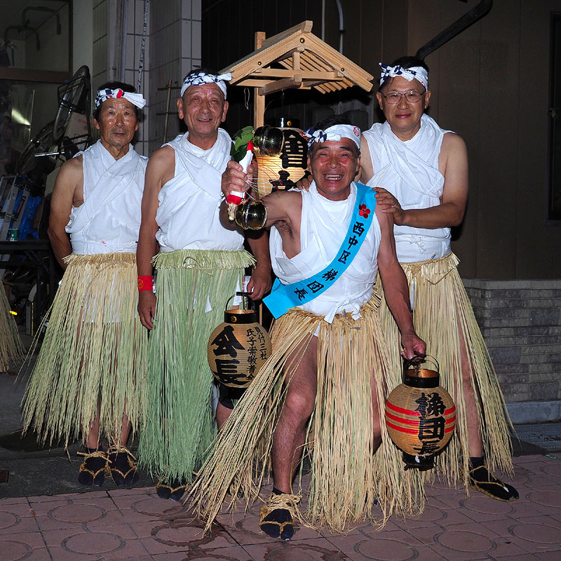見付天神裸祭保存会・鈴木亨司会長と記念撮影 / 西中区・二番觸(二番町) 20:48