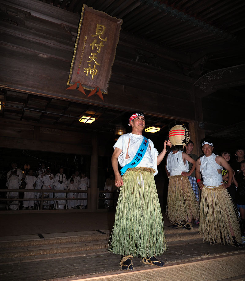 堂入り 【弐】 〜扁額の前に立つ近藤育夫梯団長 / 月松社(中央町)〜 2016.09.10 22:53
