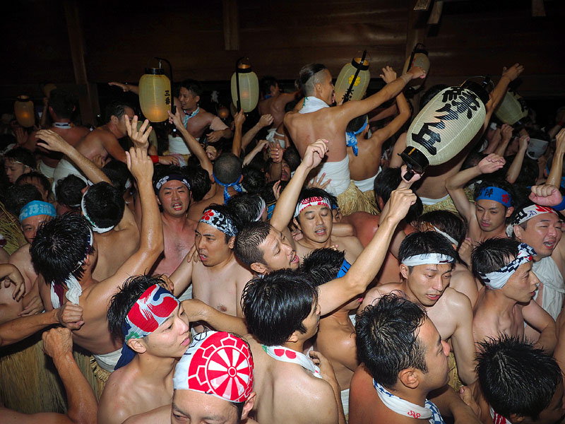 鬼踊り 【八】 〜大集団ですし詰め状態の堂内〜 23:35