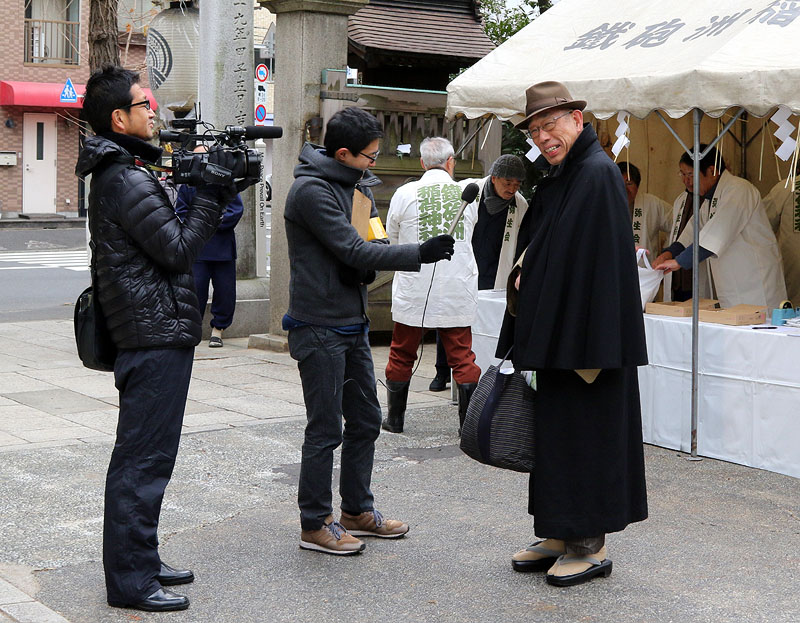 フジテレビの取材を受ける高橋健司さん(70歳 和田グループ第八期最長老) 09:43